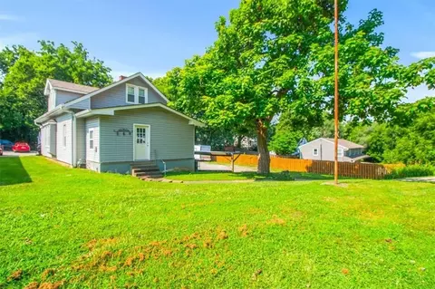 Exterior - 207 W 23rd St, Independence, MO 64055 photo 5 of 7