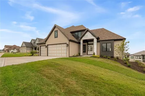 13547 Terrace Park Dr, Parkville, MO 64152