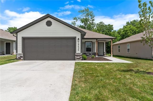 2790 Woodfield Dr, Tonganoxie, KS 66086