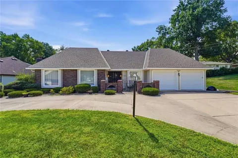 8001 Walker Ave, Kansas City, KS 66112