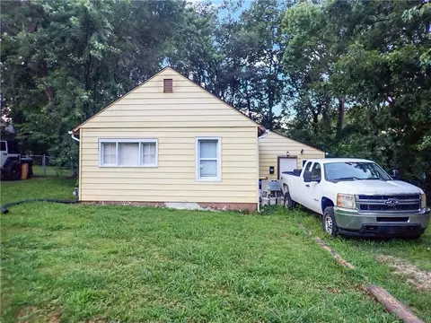 8438 Douglas Ave, Kansas City, MO 64114