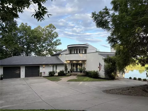 15404 Lake Point Dr, Bonner Springs, KS 66012