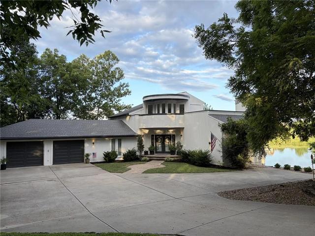 15404 Lake Point Dr, Bonner Springs, KS 66012