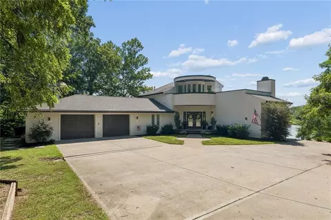 15404 Lake Point Dr, Bonner Springs, KS 66012