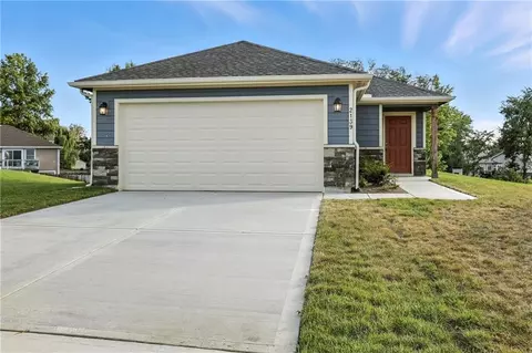 416 Valley View Dr, Tonganoxie, KS 66086