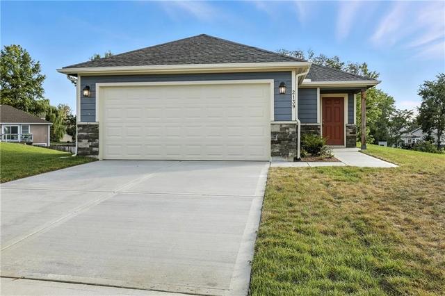 416 Valley View Dr, Tonganoxie, KS 66086