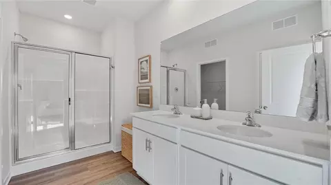 Bath - 20059 Cornice St, Spring Hill, KS 66083 photo 2 of 2