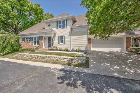 4512 W 90th St, Prairie Village, KS 66207