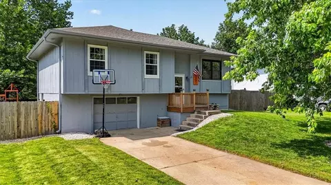 1802 Parkwood Dr, Harrisonville, MO 64701