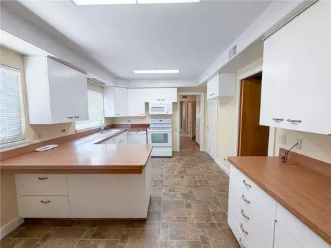 Kitchen - 401 E Broadway St, Iola, KS 66749 photo 3 of 6