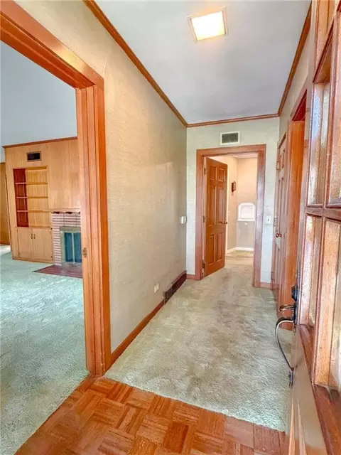 Entry Way - 401 E Broadway St, Iola, KS 66749 photo 2 of 8