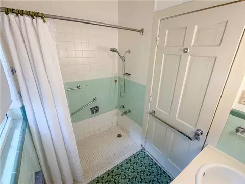 Bath - 401 E Broadway St, Iola, KS 66749 photo 2 of 4