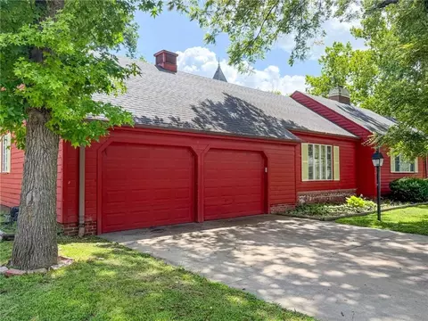 Exterior - 401 E Broadway St, Iola, KS 66749 photo 3 of 8