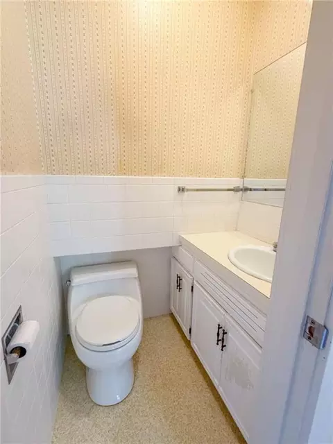 Bath - 401 E Broadway St, Iola, KS 66749 photo 4 of 4