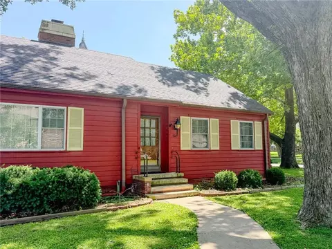 Exterior - 401 E Broadway St, Iola, KS 66749 photo 2 of 8