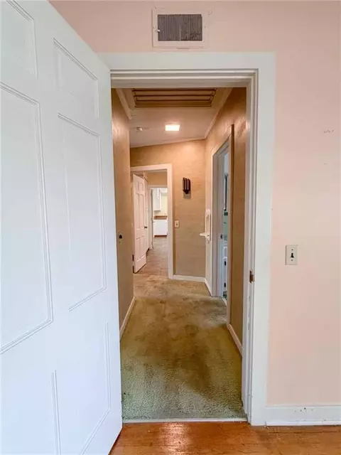 Entry Way - 401 E Broadway St, Iola, KS 66749 photo 7 of 8