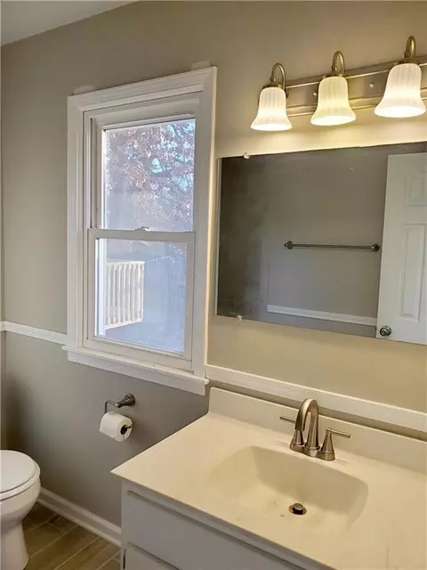 Bath - 15 Circle Dr, Warrensburg, MO 64093 photo 2 of 6