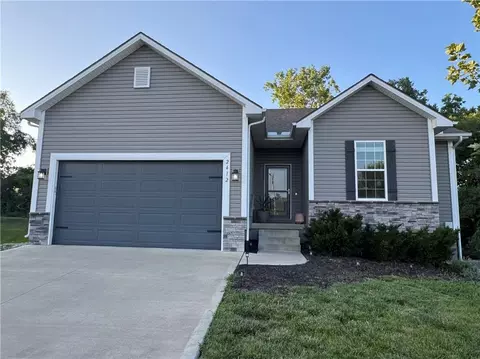 2412 NW Peekaboo Ct, Blue Springs, MO 64015