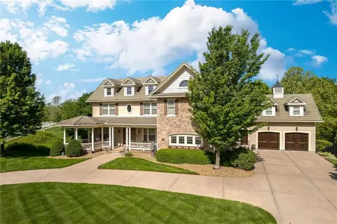 6436 N National Dr, Parkville, MO 64152