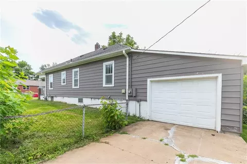 11324 E 14th St, Independence, MO 64052 photo 3