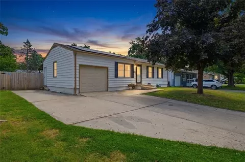 1211 N Cedar Crest Dr, Independence, MO 64056