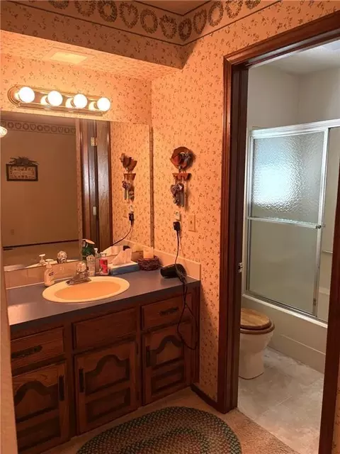 Bath - 3100 Regency Dr, Independence, KS 67301 photo 1 of 4