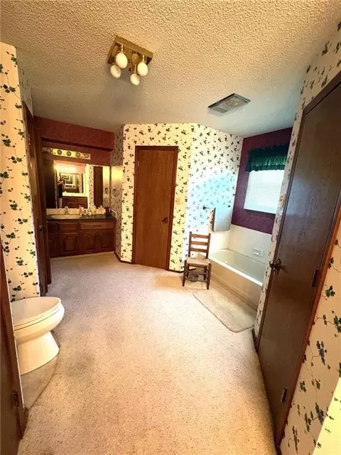 Bath - 3100 Regency Dr, Independence, KS 67301 photo 3 of 4