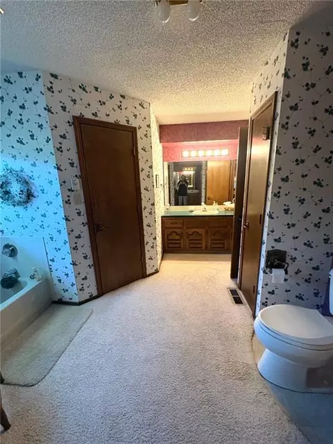 Bath - 3100 Regency Dr, Independence, KS 67301 photo 4 of 4