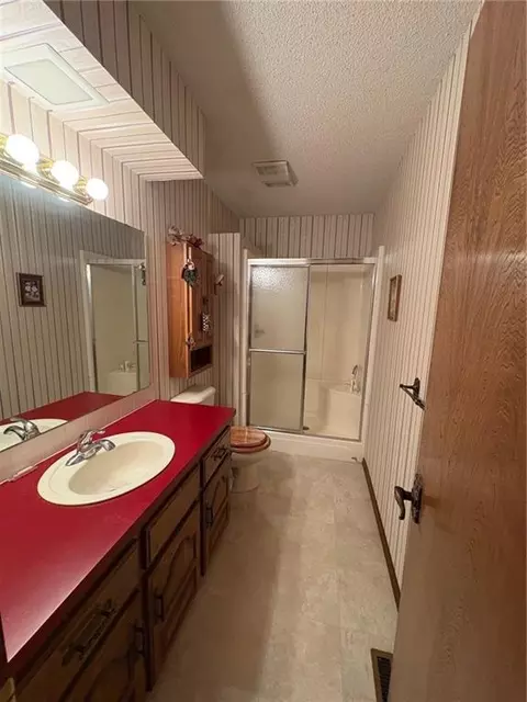 Bath - 3100 Regency Dr, Independence, KS 67301 photo 2 of 4