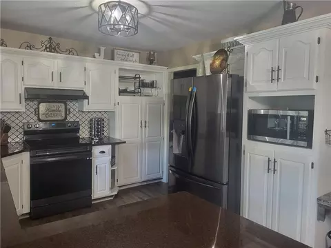 Kitchen - 822 SW Lighthouse Pt, Lees Summit, MO 64082 photo 2 of 3