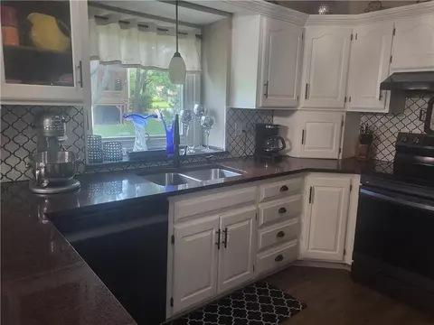 Kitchen - 822 SW Lighthouse Pt, Lees Summit, MO 64082 photo 3 of 3