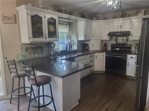 Kitchen - 822 SW Lighthouse Pt, Lees Summit, MO 64082 photo 1 of 3