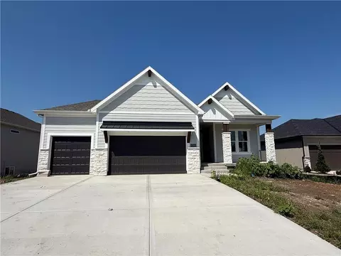 18500 Pawnee Ln, Overland Park, KS 66085