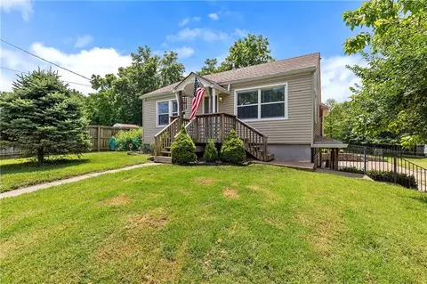 7108 N Kranz Rd, Gladstone, MO 64118