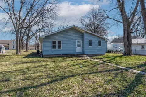Exterior - 304 S Chestnut St, La Monte, MO 65337 photo 2 of 9