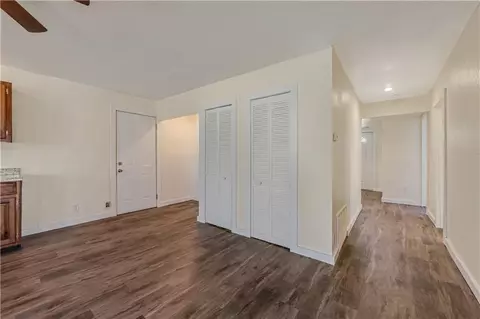 Entry Way - 304 S Chestnut St, La Monte, MO 65337 photo 2 of 6
