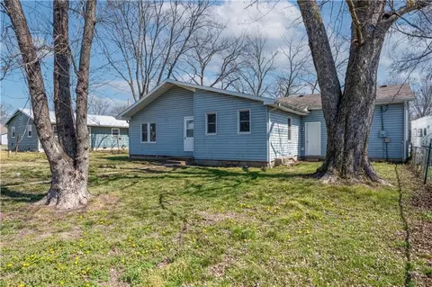 Exterior - 304 S Chestnut St, La Monte, MO 65337 photo 3 of 9