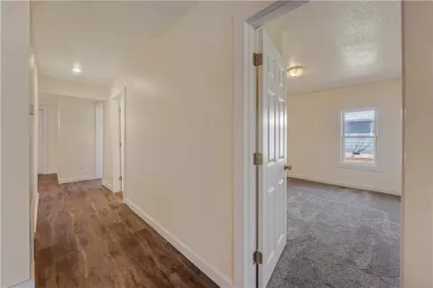 Entry Way - 304 S Chestnut St, La Monte, MO 65337 photo 3 of 6