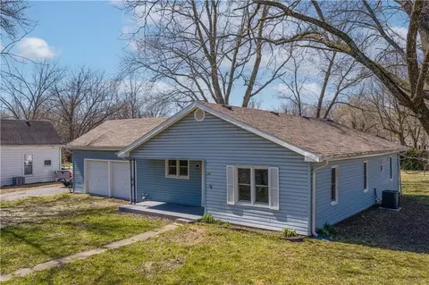 Exterior - 304 S Chestnut St, La Monte, MO 65337 photo 9 of 9