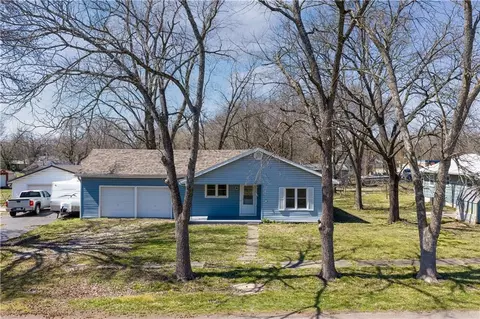 Exterior - 304 S Chestnut St, La Monte, MO 65337 photo 7 of 9