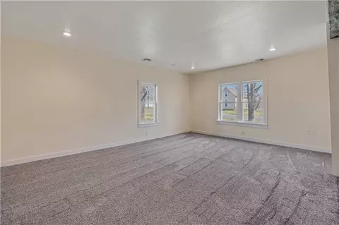 Living - 304 S Chestnut St, La Monte, MO 65337 photo 11 of 12