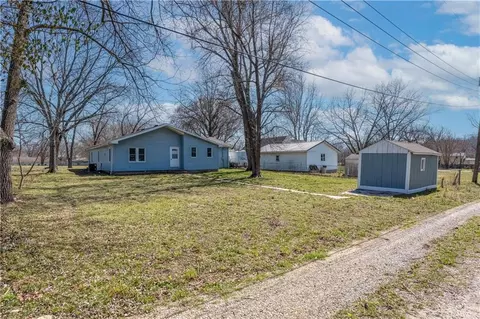 Exterior - 304 S Chestnut St, La Monte, MO 65337 photo 6 of 9