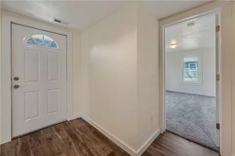 Entry Way - 304 S Chestnut St, La Monte, MO 65337 photo 4 of 6