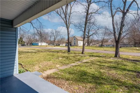 Exterior - 304 S Chestnut St, La Monte, MO 65337 photo 1 of 9