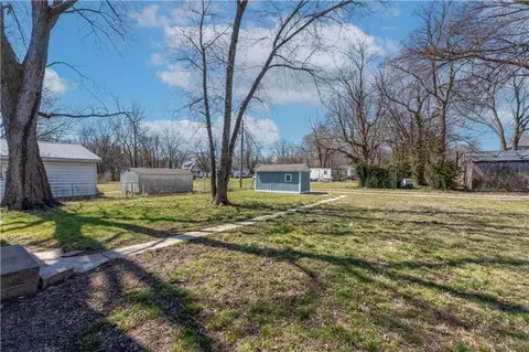 Exterior - 304 S Chestnut St, La Monte, MO 65337 photo 5 of 9