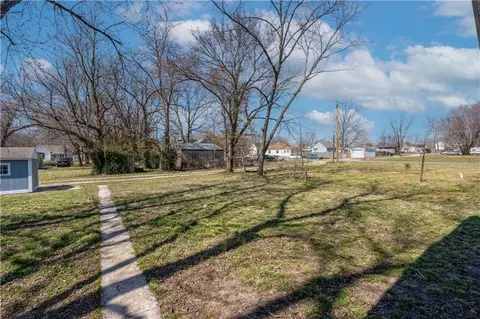 Exterior - 304 S Chestnut St, La Monte, MO 65337 photo 4 of 9