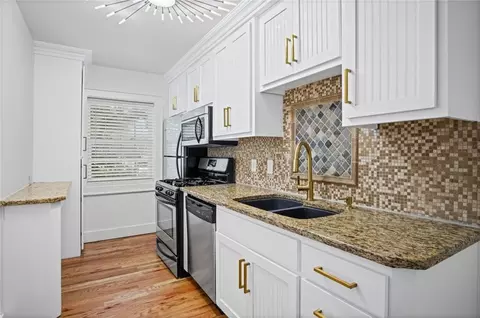 1207 W 45th St #3E, Kansas City, MO 64111