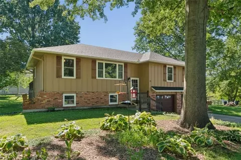 Exterior - 892 Gregory St, Peculiar, MO 64078 photo 5 of 11