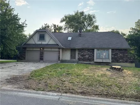 1600 Dana Dr, Blue Springs, MO 64014