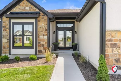 9717 Ingrid St, De Soto, KS 66018
